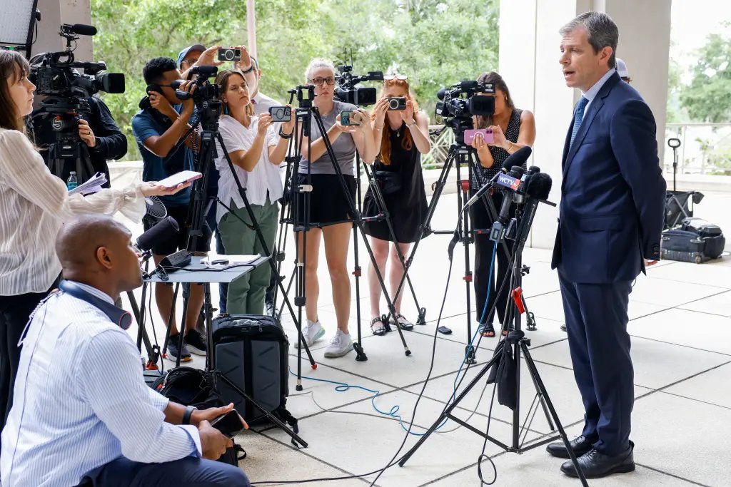 Fxhedgers's tweet image. GHISLAINE MAXWELL GAVE DOJ INFO ABOUT ‘100 DIFFERENT PEOPLE’ LINKED TO JEFFREY EPSTEIN, LAWYER SAYS (NYP)
David Oscar Markus told reporters that his client, currently serving a 20-year sentence after being convicted of federal sex trafficking and conspiracy charges in December…