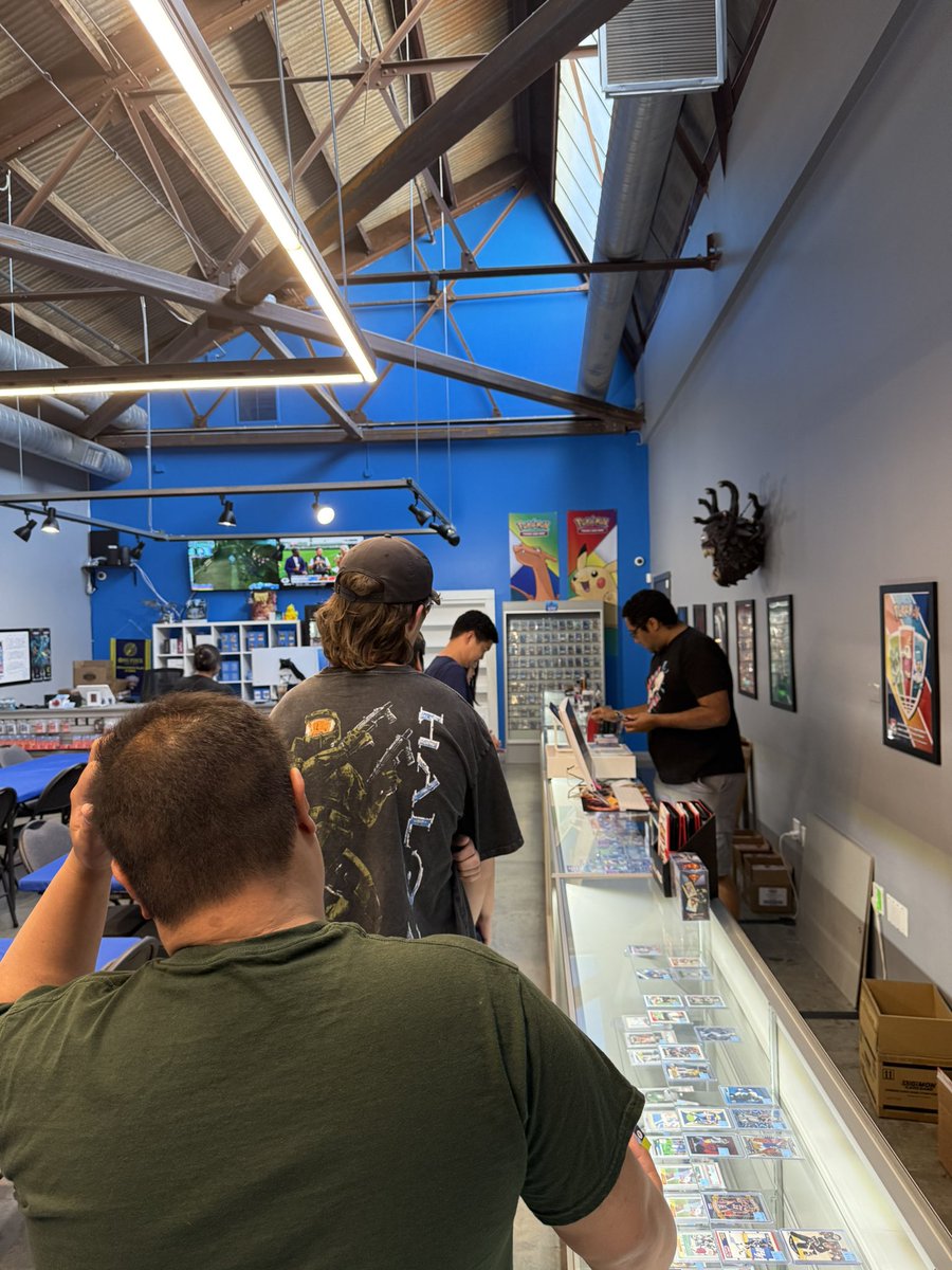 franalations23's tweet image. Lined up today at Lost Levels Card Shop for the @GUNDAM_GCG_ENG set 1 booster box! 🤓👍🏻