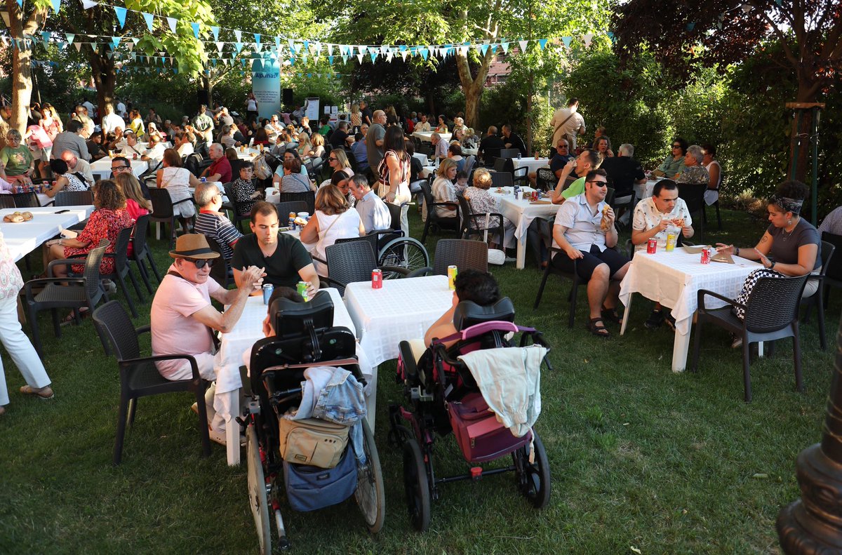 ToledoAyto's tweet image. 🎉 La asociación de Familias de Personas con Discapacidad Intelectual y del Desarrollo de la provincia de Toledo ha celebrado hoy su fiesta de verano.
Gran ambiente entre socios e invitados que han disfrutado de su tradicional fiesta de fin de curso.