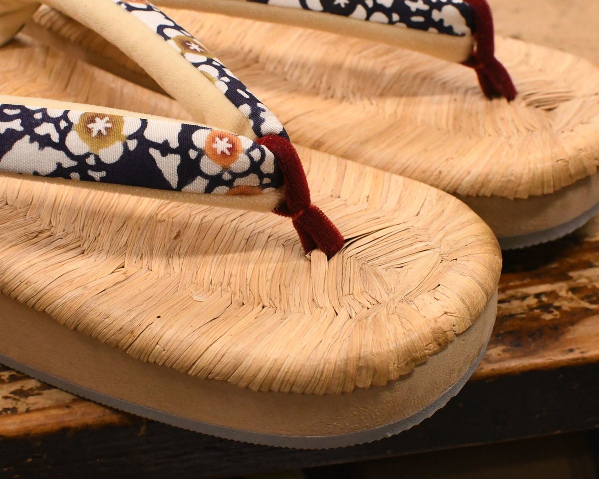 shinagawamaruya's tweet image. これもまた涼し気な下駄ですね。
当店自慢の沖縄シリーズ。花緒幅に合う柄を吟味して形にした琉球紅型花緒。
万能な表付きの台にすがった姿が素敵ですね。
お楽しみの足元に。出番の待ち遠しい下駄に仕上がっています。
「今日の一足」より
getaya.org