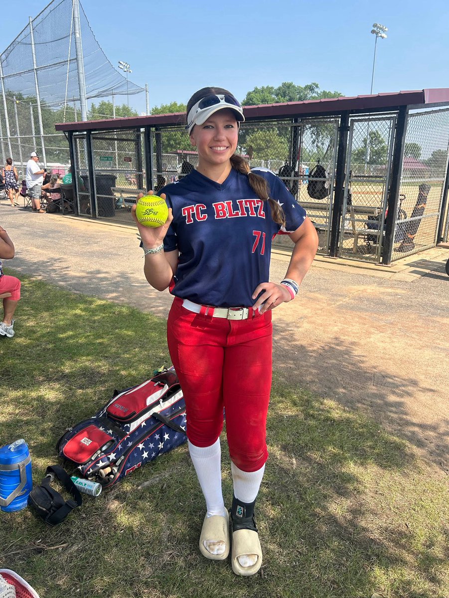 Lydia Rosin with a Grand Slam yesterday to kick off 16u pool play at NAFA! 💣 💪