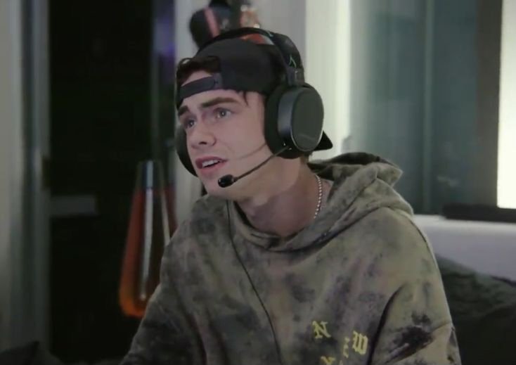 THESPAC3ST4R's tweet image. He's playing video games. Don't mind him.