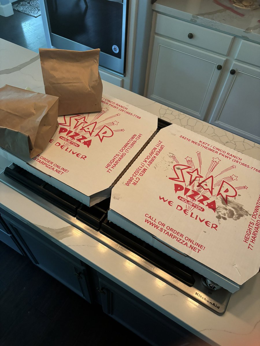 AustinCarlisle_'s tweet image. Thank you to my friends @starpizzahou for helping fuel my body as I get ready for fall camp! Stop by or call in to any 3 of their locations today to pick up your next pizza!๐
starpizza.net