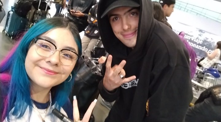 d1ana_Lopez's tweet photo. Feliz cumpleaños a mi baterista favorito, hoy y siempre celebro tu vida, gracias por ser una luz en mi ciudad y  por recordarme que  siempre sale el sol, deseo que seas feliz hoy y siempre, que los 29 te reciban de la manera más bonita, tqmm 🫰🏻❤️‍🩹 @gnrlmvm https://t.co/sAo3KzE9eW