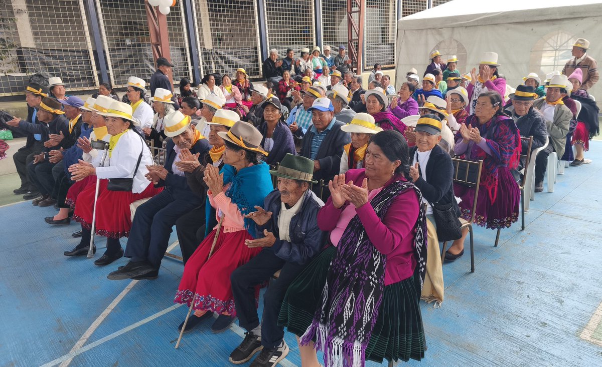 goberazuay's tweet photo. Junto a representantes de Dispensarios del Seguro Social Campesino de #Paute, se realizó el Encuentro de Jubilados 2025.

Adultos mayores de todas las parroquias del cantón fueron parte del programa en #ElCabo. El Gobierno Nacional resalta su compromiso con el bienestar de todos. https://t.co/6Ifpx03ZJe