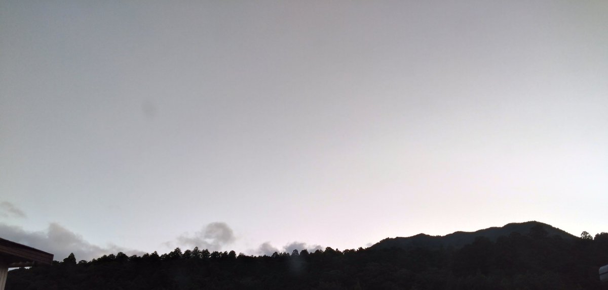 AfXuud427q's tweet image. 雲が下って行ってる…雨？🤔