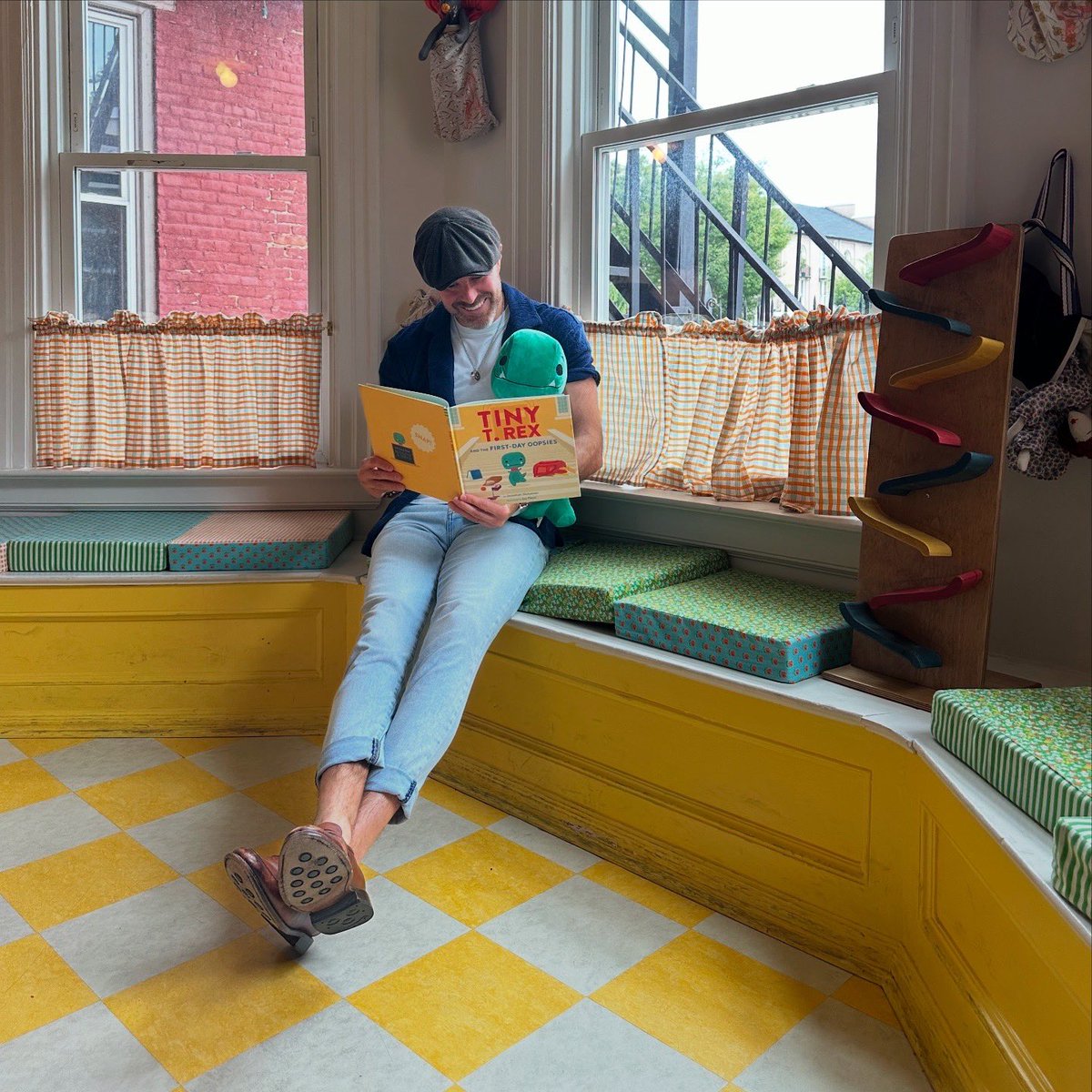 dustdancestoo's tweet image. Reading with friends always makes an afternoon wonderful 💚