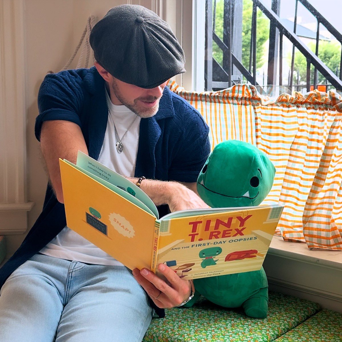 dustdancestoo's tweet image. Reading with friends always makes an afternoon wonderful 💚