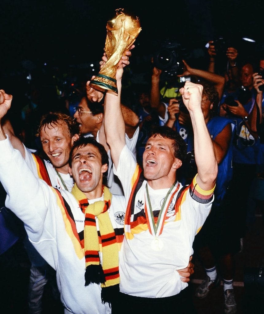 SuperbFootyPics's tweet image. What A Picture
1990