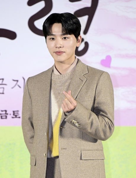 Kim Woo Seok heart gesture pose
