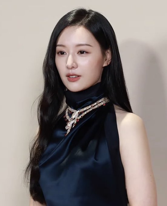 Kim Ji Won in elegant black gown