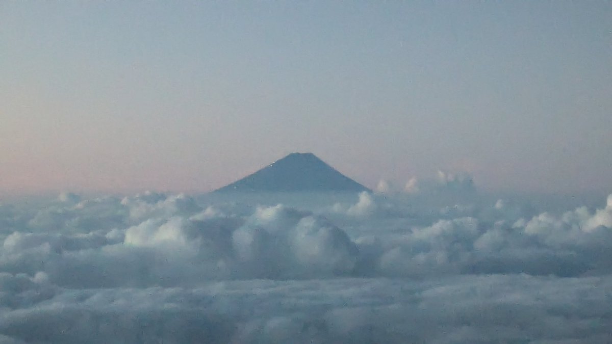 akadake2899m's tweet image. おはようございます。今朝の赤岳は晴れです。気温は10℃。風はほとんどなく穏やかです。
＃赤岳
＃八ヶ岳