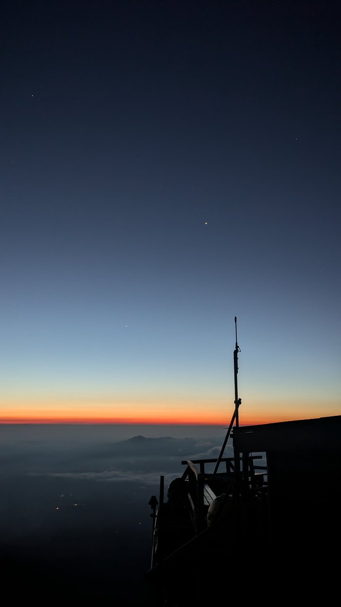 akadake2899m's tweet image. おはようございます。今朝の赤岳は晴れです。気温は10℃。風はほとんどなく穏やかです。
＃赤岳
＃八ヶ岳