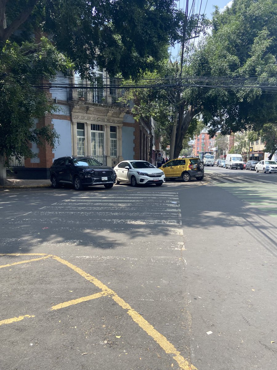 GabyMartinez's tweet photo. 25/07 13:51 Buenas tardes, se solicita apoyo para retirar autos estacionados en paso peatonal en el cruce de Joaquín García Icazbalceta y Manuel María Contreras, Col. San Rafael. @OVIALCDMX @AlcCuauhtemocMx @UCS_GCDMX @AlessandraRdlv https://t.co/CeShcYbMQ9