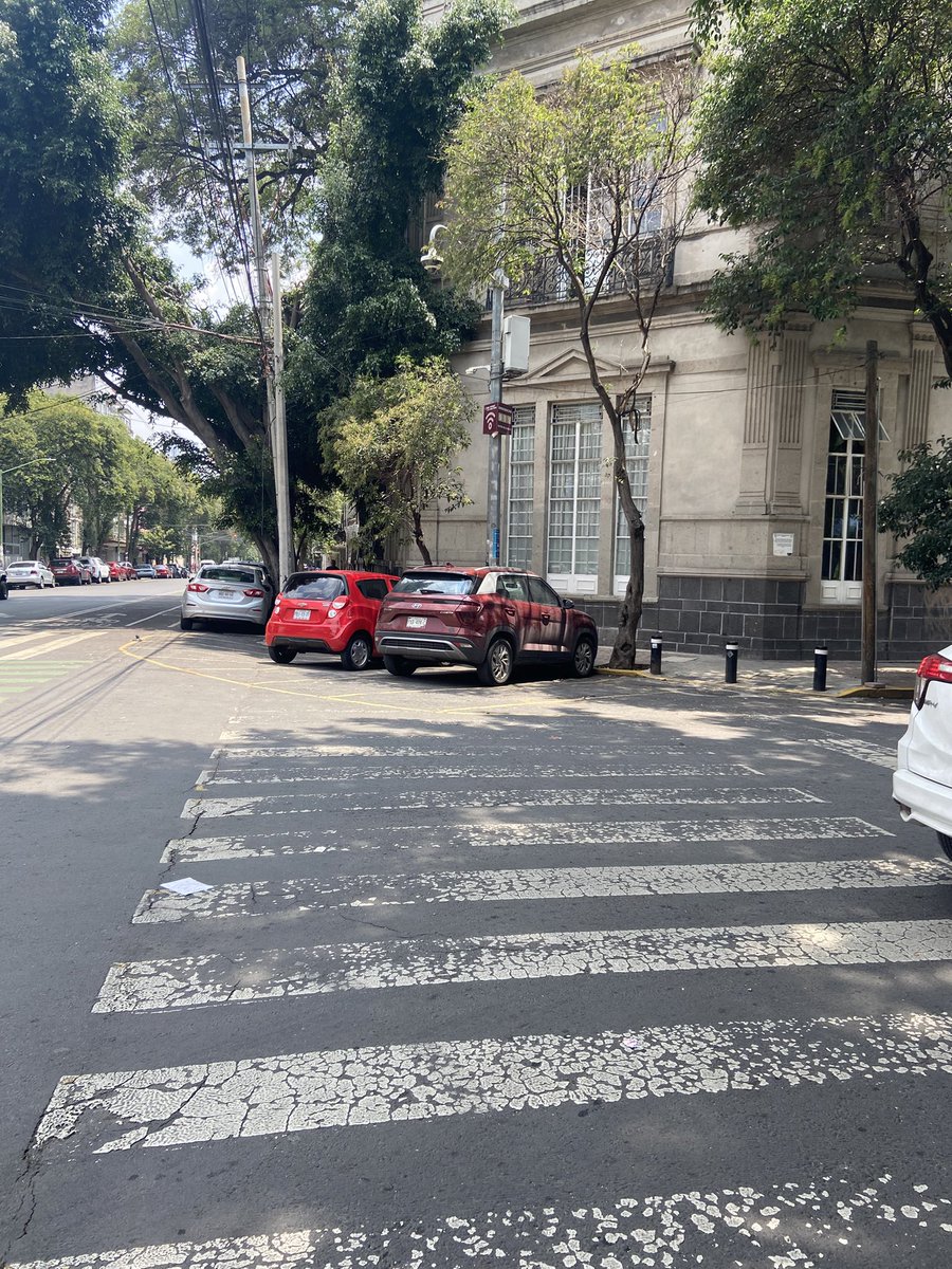GabyMartinez's tweet photo. 25/07 13:51 Buenas tardes, se solicita apoyo para retirar autos estacionados en paso peatonal en el cruce de Joaquín García Icazbalceta y Manuel María Contreras, Col. San Rafael. @OVIALCDMX @AlcCuauhtemocMx @UCS_GCDMX @AlessandraRdlv https://t.co/CeShcYbMQ9