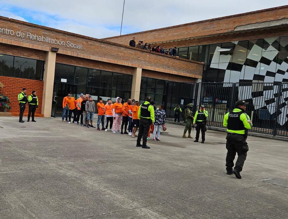 _REDInformativa's tweet image. Privados de la Libertad de nacionalidad colombiana fueron deportados.
Luego de un trabajo articulado entre varias entidades gubernamentales, dieciséis privados de libertad, de nacionalidad colombiana, que se encontraban cumpliendo sentencias en el CRS Turi, fueron deportados.…