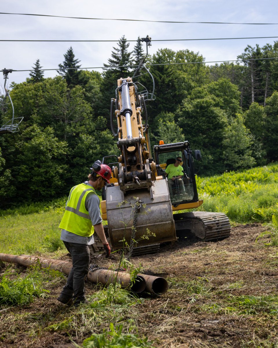Out with the old, in with the new.

Our snowmaking team has been hard at work replacing snowmaking pipe on Easy Street, helping connect your favorite upper mountain runs, from Forty Niner to Mid Pike❄️ 

There's much more happening behind the scenes this summer!

#mypicomtn