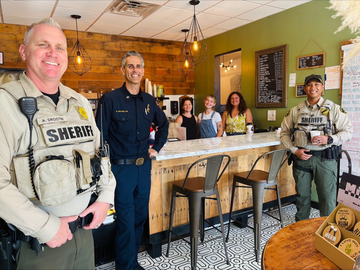 SDSheriff's tweet image. #InYourCommunity A special thank you from the Fallbrook Sheriff's Substation to Bakin It Up and their team for their hospitality in hosting this week's @SDSheriff ☕️Coffee with the Community☕️ in Fallbrook.
Events like these are a great reminder of how strong partnerships…