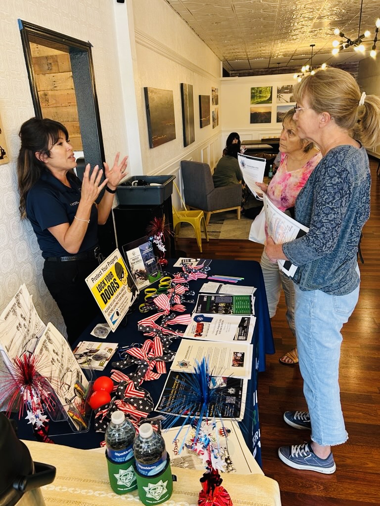 SDSheriff's tweet image. #InYourCommunity A special thank you from the Fallbrook Sheriff's Substation to Bakin It Up and their team for their hospitality in hosting this week's @SDSheriff ☕️Coffee with the Community☕️ in Fallbrook.
Events like these are a great reminder of how strong partnerships…