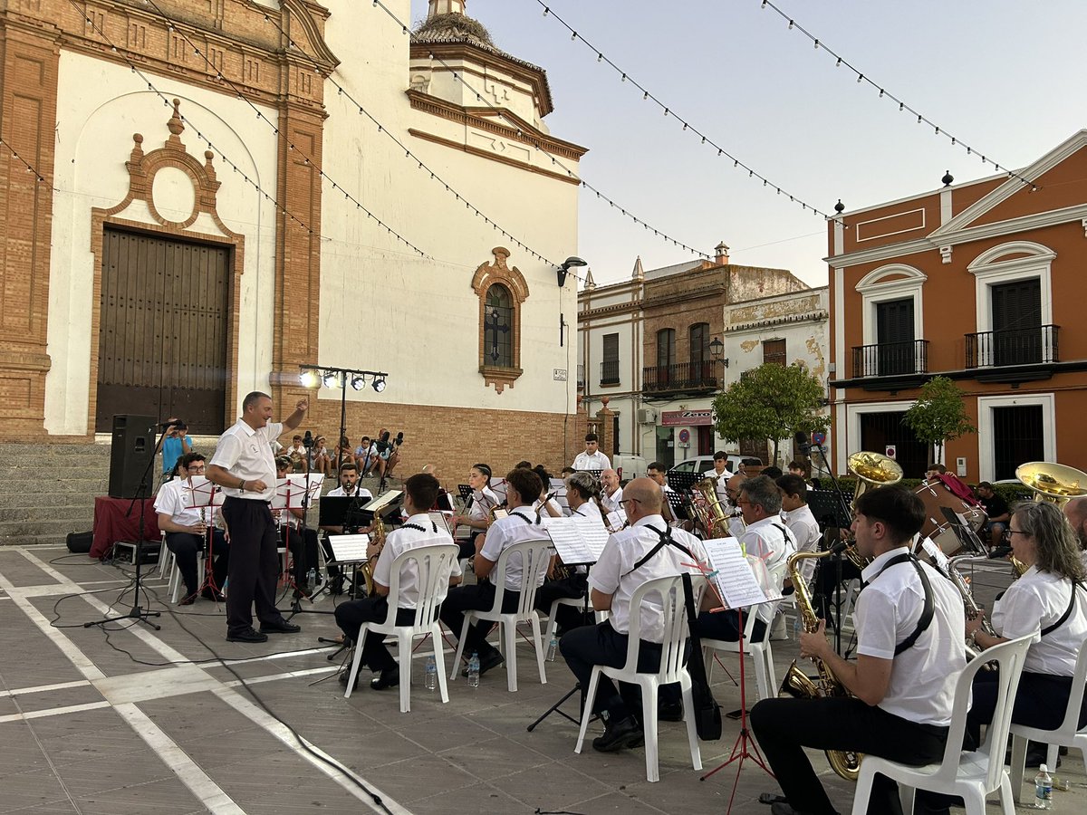 La banda de música de Almonte ameniza la noche de viernes en #Rociana con un concierto de bandas sonoras