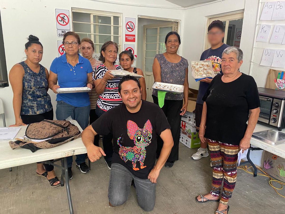 🍪 La Dirección de Educación y Desarrollo Social realizaron el "Taller de Cocina" en el CC 6 de Enero, donde vecinas y vecinos elaboraron deliciosas galletas de beso de nuez. ¡Gracias por sumarse! 🤝