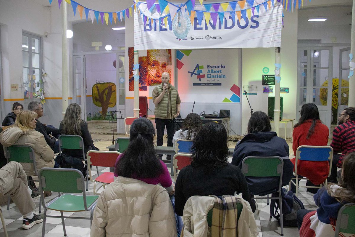 🎤🎶 Los artistas emergentes brillaron en un nuevo encuentro de Micrófono Abierto en la Escuela de Música 🎼 Una tarde llena de talento y variedad musical ✨

📲 Leé la nota completa 👉🏻 ulp.edu.ar