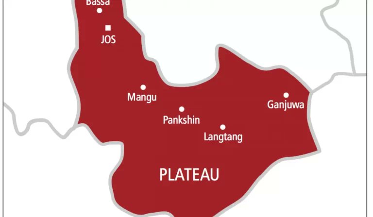 radionigeriahq's tweet image. The Plateau State Government has conducted a mass burial for 27 residents of Bindi community in Tahoss, Riyom Local Government Area (LGA), who were killed during a recent attack by unidentified gunmen. radionigeria.gov.ng/2025/07/25/pla…