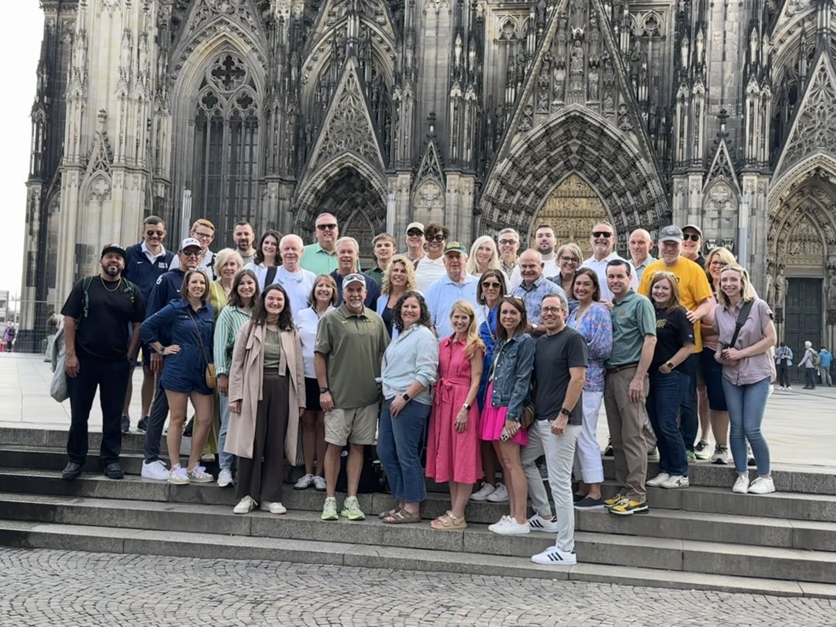 BUDREW's tweet image. Blessed to have a Great Travel Party to support us in Germany! #Sic’Em
