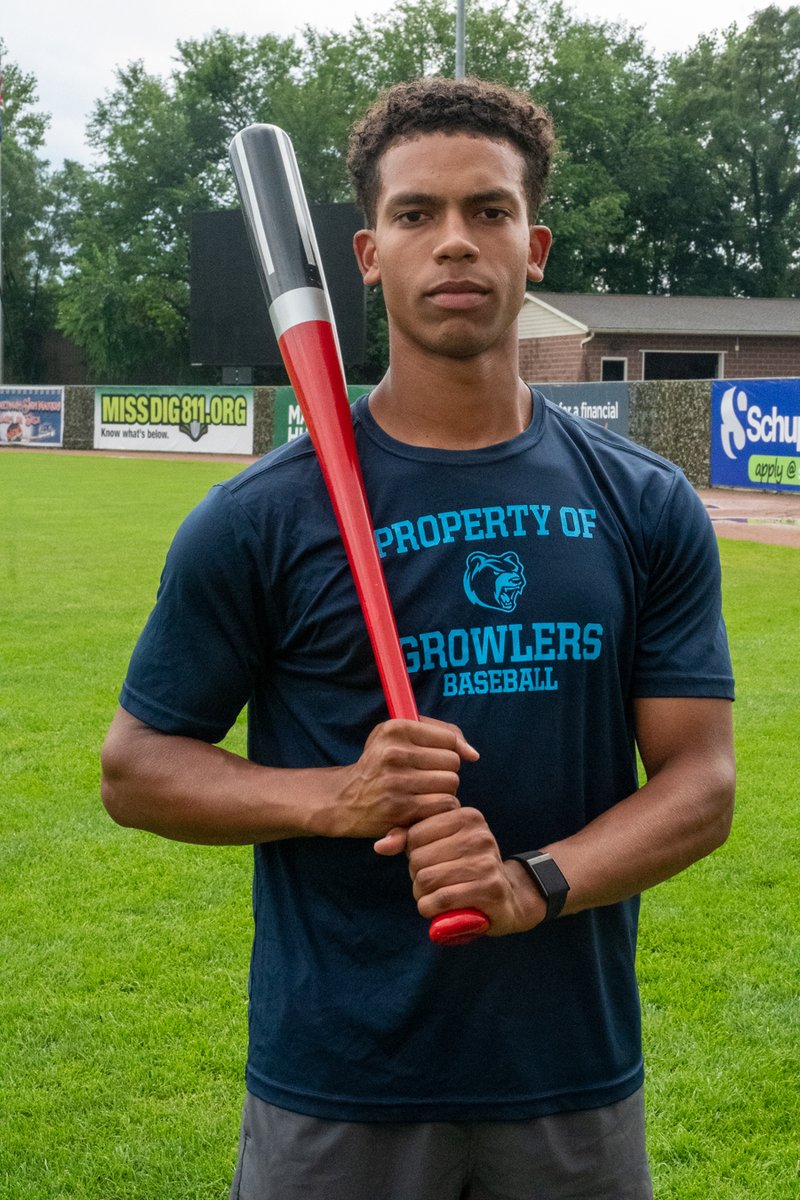 KzooGrowlers's tweet image. Custom Star Wars lightsaber bats are in play tonight and fans can get them after the game 😍
These custom-painted bats are league-approved and will be used by Growlers players for Star Wars Night at the Ballpark tonight.
There are six total lightsabers in 3 different colors:…