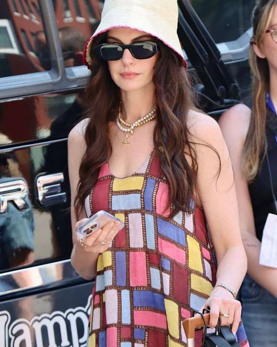 About_Rocks's tweet image. #AnneHathaway’s jewels in The Devil Wears Prada sequel
#thedevilwearsprada2 #DWP2 ow.ly/FJSQ50Wtgse