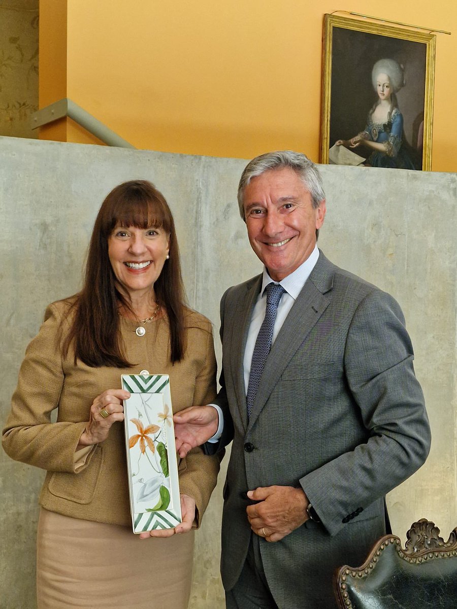 Realizou-se no dia 25 de julho, na Residência oficial, um almoço de despedida à Embaixadora Maria Luísa Escorel de Moraes, Secretária da Europa e América do Norte do Itamaraty, que em breve deixará as suas atuais funções.