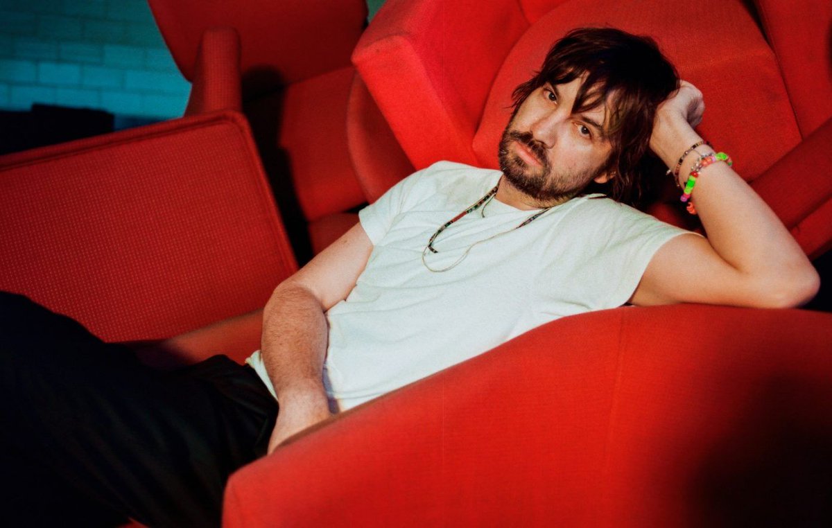 SinDocumentosMX's tweet image. 🔊 @tameimpala reinicia su universo musical con el estreno de &quot;End of Summer&quot;, una especie de «acto rave futuro-primitivo». 

Detalles:
buff.ly/k9sZXXM