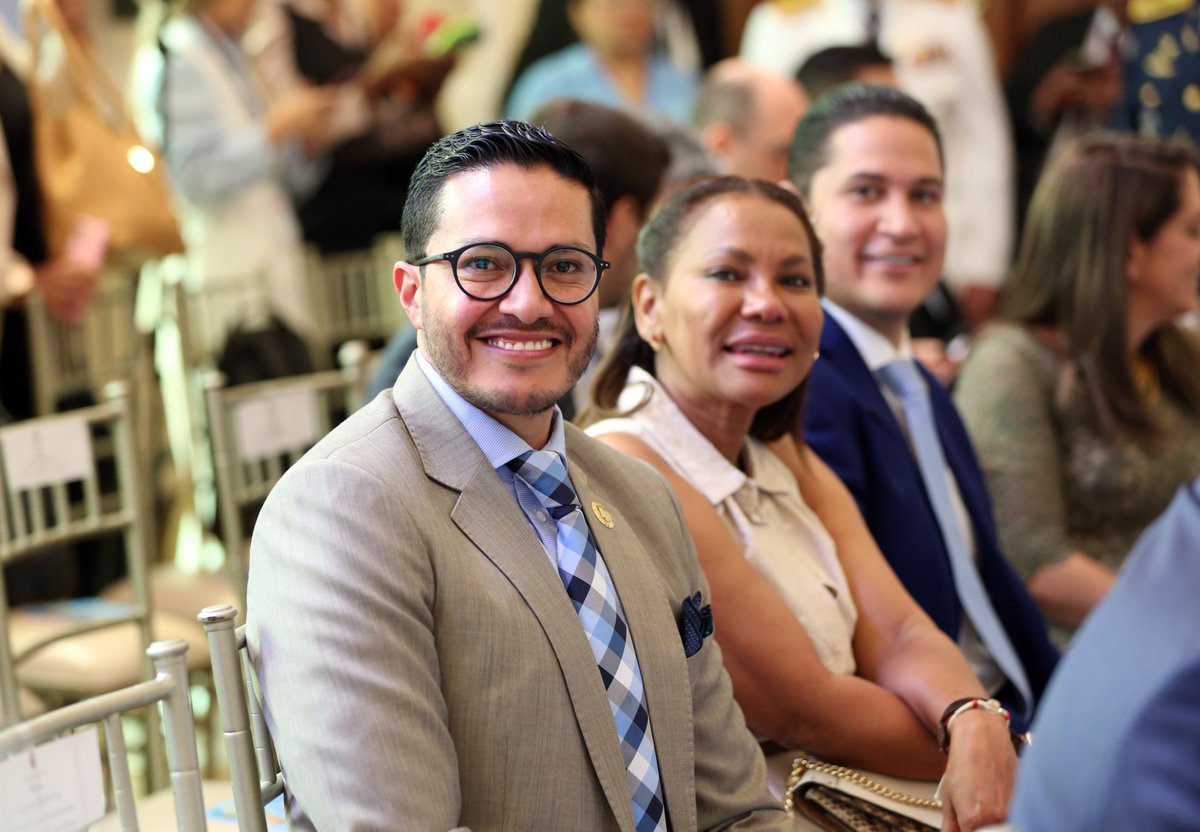EduSuperiorEc's tweet image. ¡Guayaquil, 490 años de historia y progreso! 🩵🤍
Nuestro secretario @cesarvasquez_ec participó en la ceremonia conmemorativa por la Fundación de Guayaquil, rindiendo homenaje a una ciudad emblemática por su cultura, su gente y su incansable espíritu de desarrollo. 👍✨