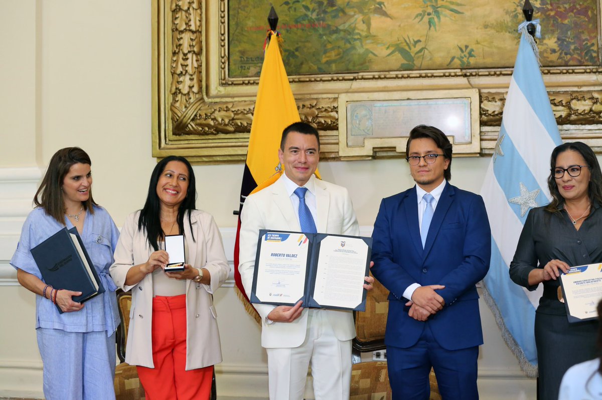 EduSuperiorEc's tweet image. ¡Guayaquil, 490 años de historia y progreso! 🩵🤍
Nuestro secretario @cesarvasquez_ec participó en la ceremonia conmemorativa por la Fundación de Guayaquil, rindiendo homenaje a una ciudad emblemática por su cultura, su gente y su incansable espíritu de desarrollo. 👍✨