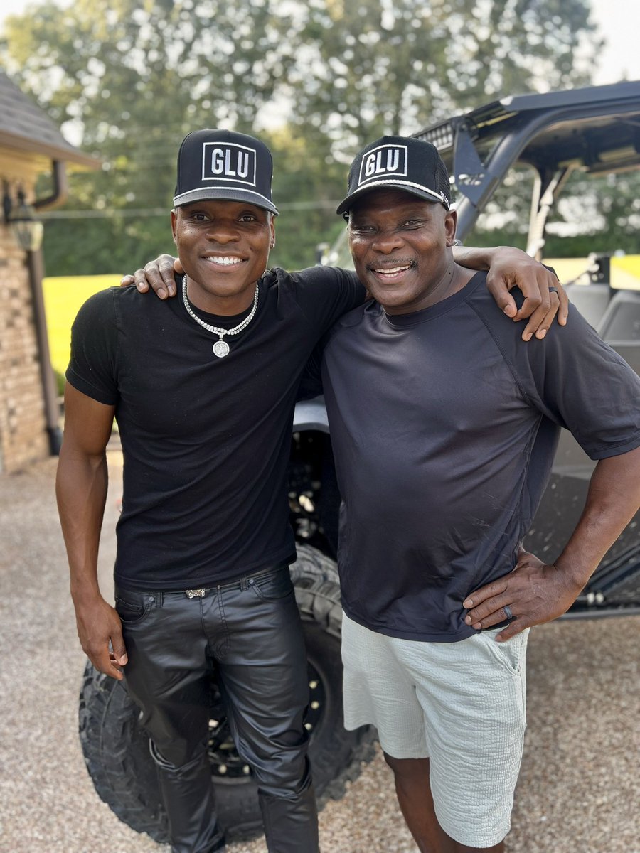 This right here is my Daddy ya’ll! An amazing man who’s been grinding at UPS for 31 years straight. Still healthy, strong, and working like there’s no tomorrow 😂. And now.. it’s almost time for him to hang up that hat and step into retirement 🙌🏾!! 

CONGRATS Big Dog 🎉🎉