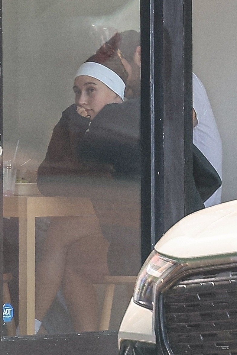 archiveshailey's tweet image. hailey bieber in west hollywood