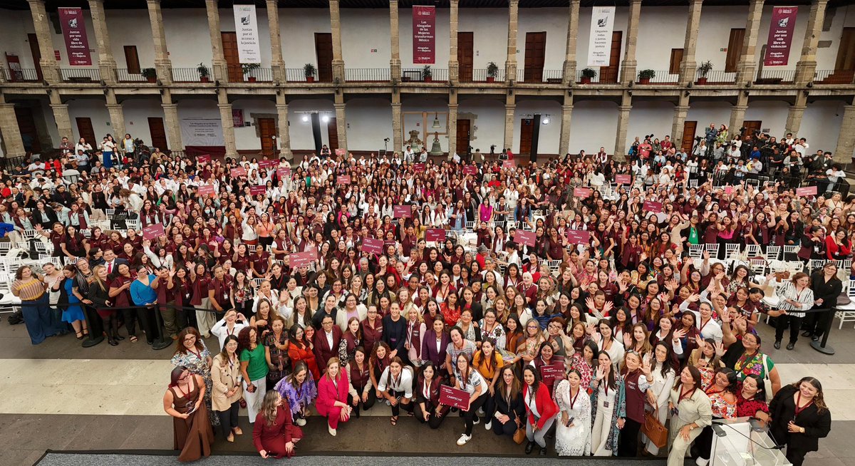 bethcastilloo's tweet image. Hoy la presidenta Claudia Sheinbaum se reunió con un ejército de abogadas que darán atención a millones de mujeres a lo largo de todo el país.
¿Qué sería de nosotras sin los cuidados de otras mujeres? Que vivan las compañeras hoy y siempre. 💜