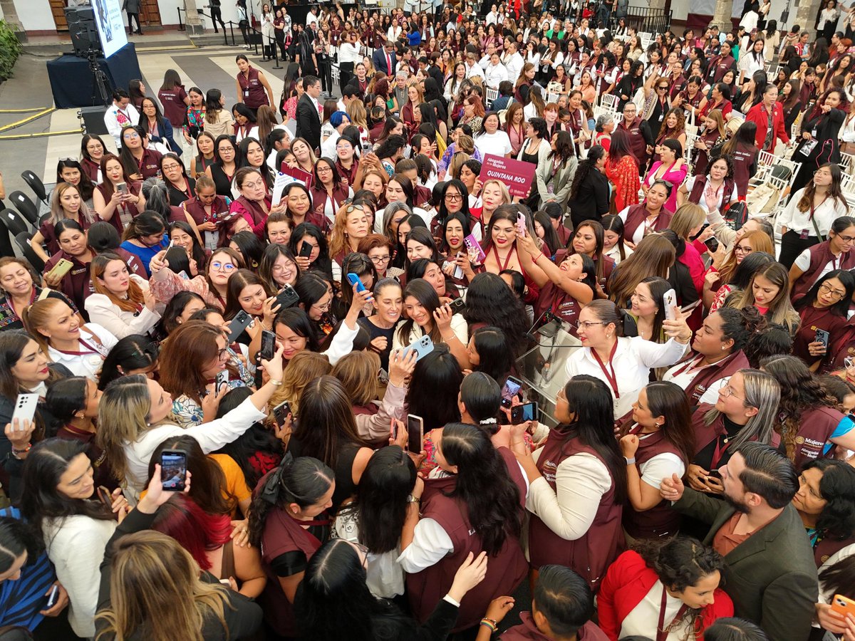 bethcastilloo's tweet image. Hoy la presidenta Claudia Sheinbaum se reunió con un ejército de abogadas que darán atención a millones de mujeres a lo largo de todo el país.
¿Qué sería de nosotras sin los cuidados de otras mujeres? Que vivan las compañeras hoy y siempre. 💜