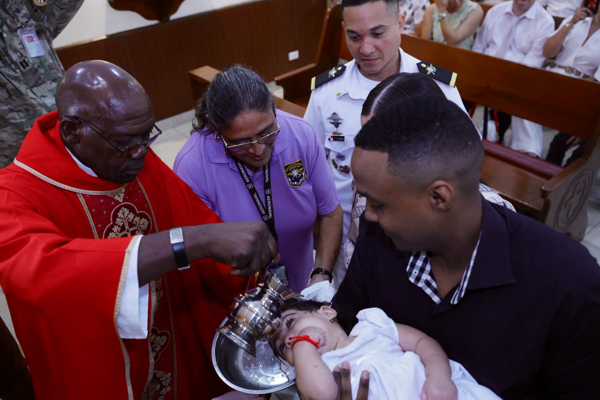 aeronavalpanama's tweet image. #Hoy | Con mucha alegría celebramos el bautismo de 10 niños en la ✝️capilla San Miguel Arcángel. Un momento lleno de fe, esperanza y unión familiar que fortalece los lazos espirituales dentro de nuestra comunidad.
Dios los bendiga y guíe siempre en su camino!
#FuerzaAeronaval💪🏻