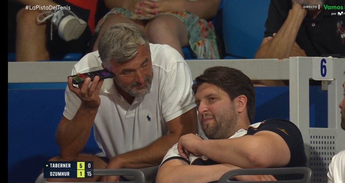 TennisChannels's tweet image. Ivanisevic oyendo un Whasap de Tsitsipas en Umag.
"Eres un dictador de mierda, no te quiero ver ni en pintura..."