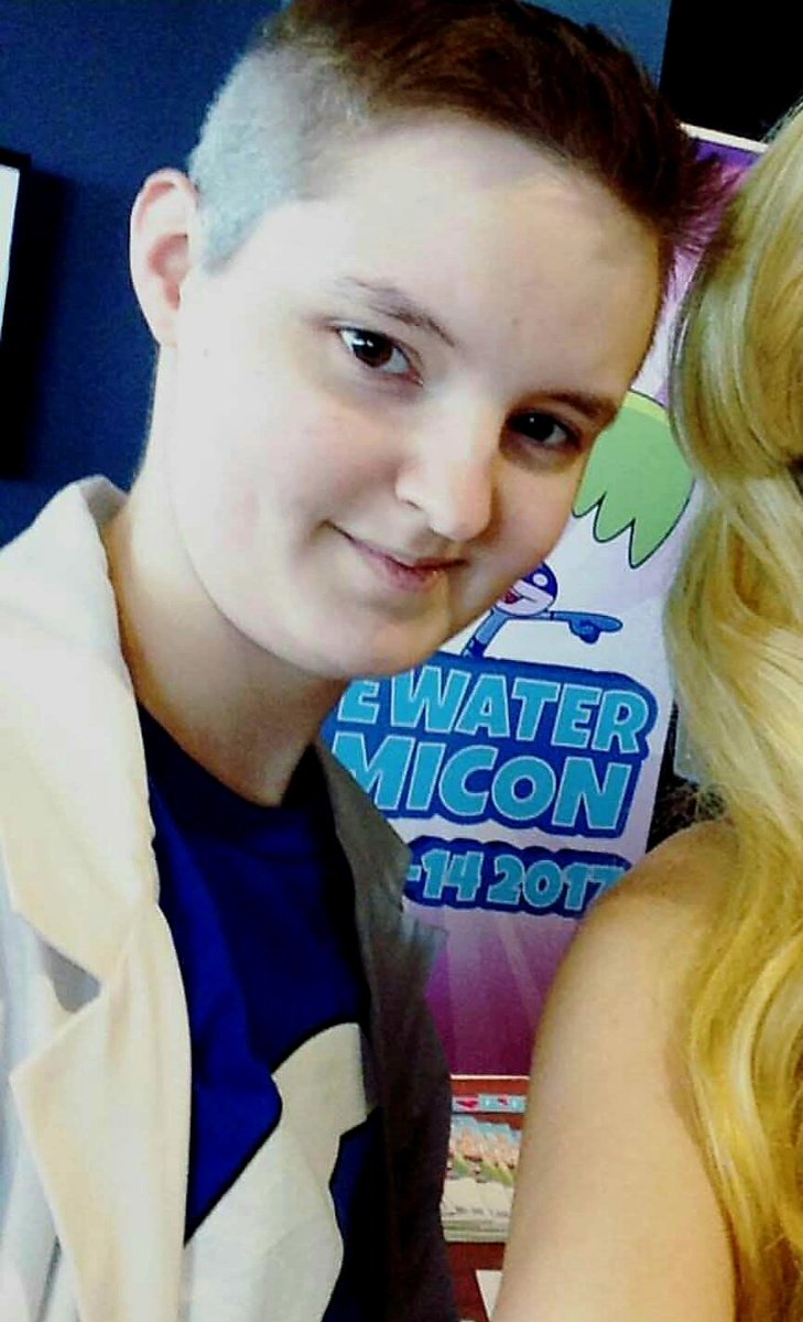 Y'all want to see some ancient photos of me cosplaying Mister Fantastic Reed Richards! These are probably from a decade ago, and sadly I don't have the costume anymore (have no idea what happened to it) but Fantastic Four: First Steps has got me wanting to cosplay Reed again! 4️⃣