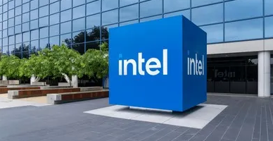 GoNewsConnect1's tweet photo. Intel will cut over 24,000 jobs by end of 2025, reducing its workforce by 22% as part of a major restructuring under CEO Lip-Bu Tan. The company is also scaling back global manufacturing, closing sites, and delaying projects, such as the Ohio factory opening. Intel posted a $2.9 billion Q2 loss and warned it may abandon its next-gen 14A chip process.