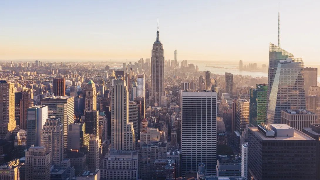 CentroGabo's tweet image. Para Gabo, Nueva York no pertenecía solo a EE.UU., sino al mundo entero. 🌎
Decía que una semana allí uno podía ponerse al día con el cine, el teatro y la literatura. Su visión reflejaba el carácter global de una ciudad siempre en movimiento. 📚🌆
Descubre más sobre Gabo y…