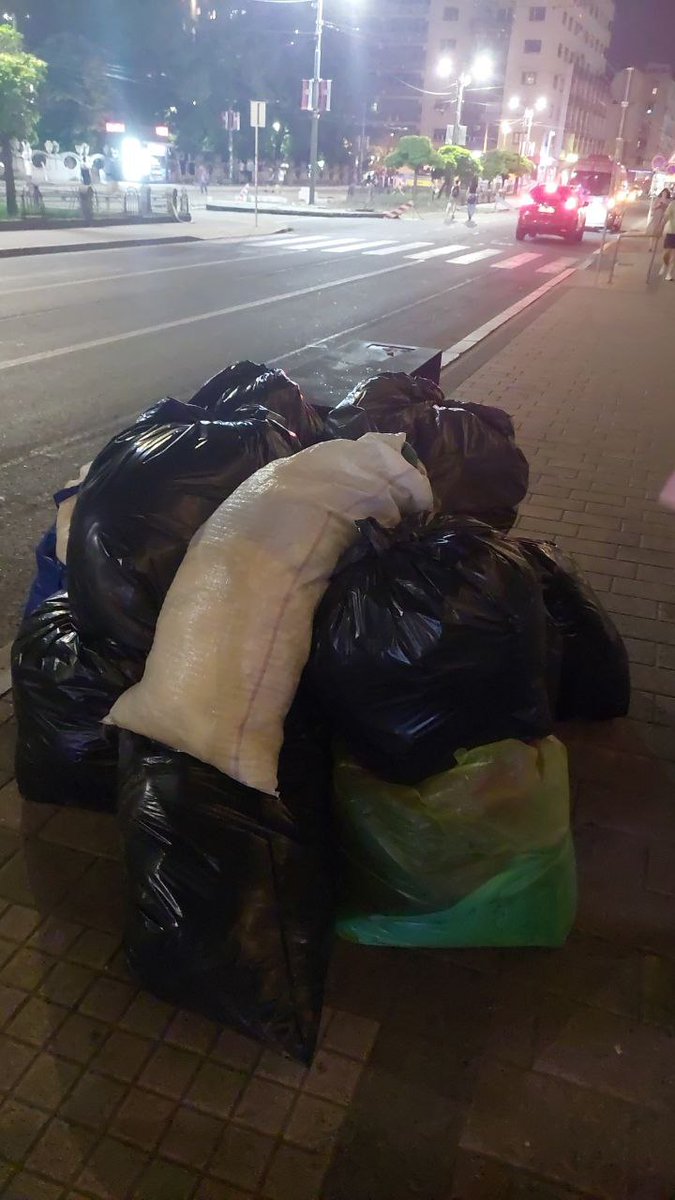 blokadafilfak's tweet image. „Изнесите само личне ствари, остале нећемо дирати.”
Then what’s this, Karen?