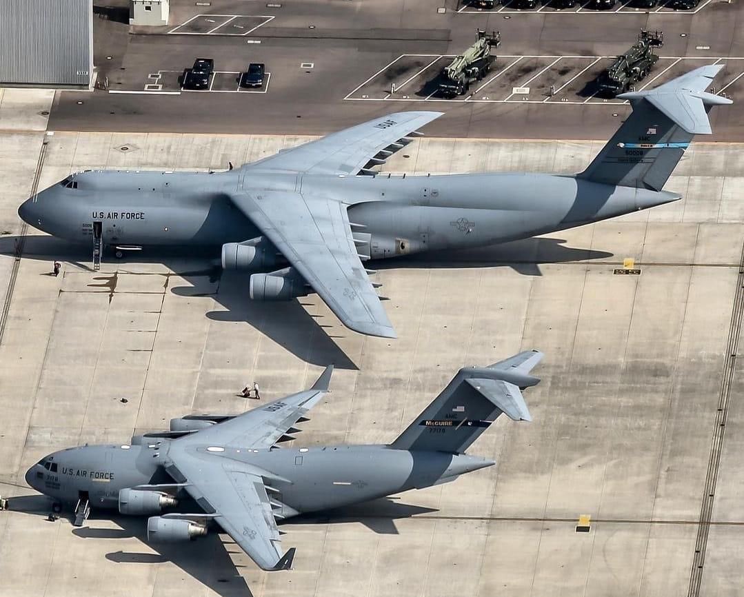 Incredible size comparison between a C-17 Globemaster III and a C-5 Galaxy.