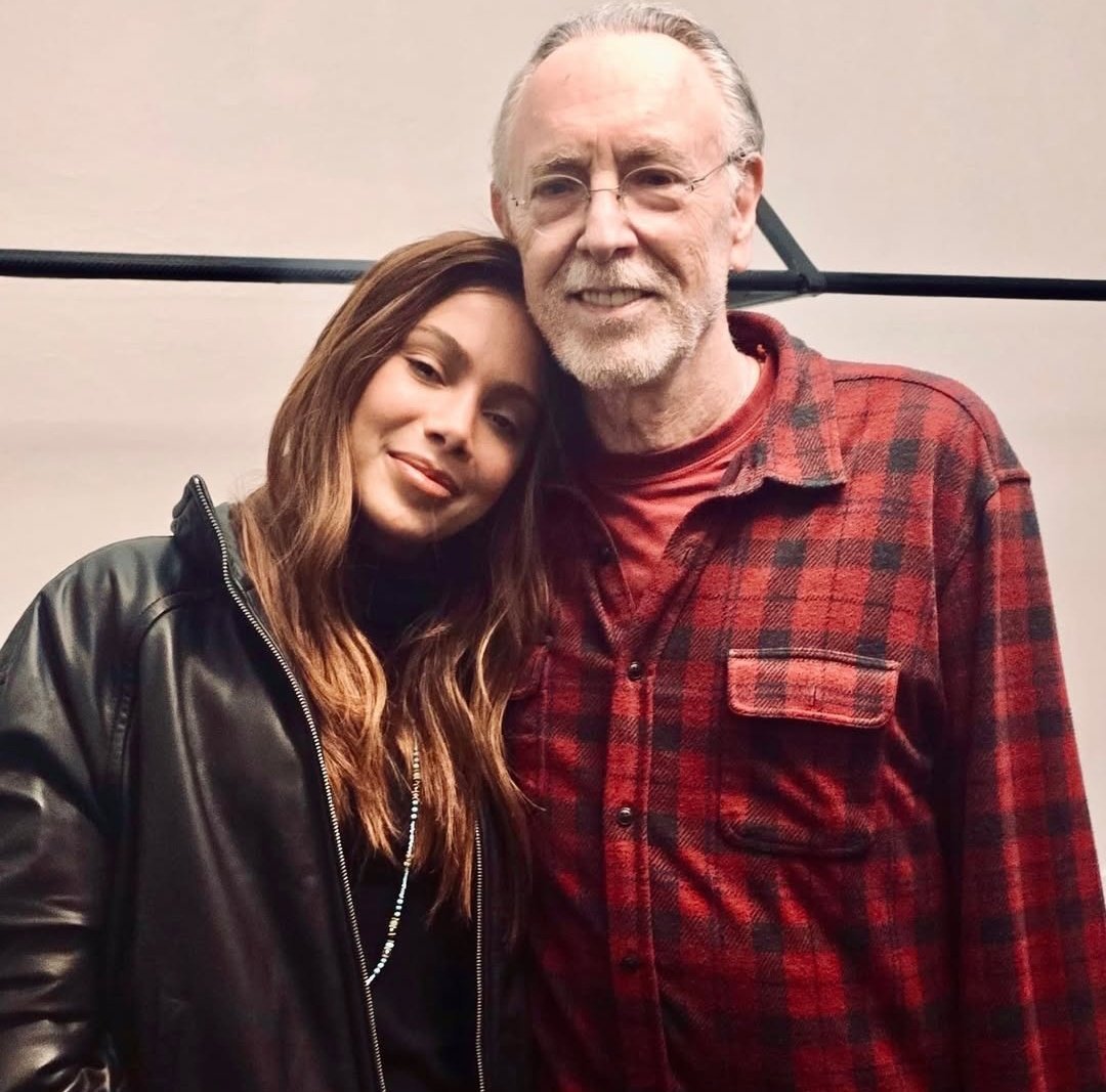 AnittaCrave's tweet image. Anitta marcou presença ontem no último dia da turnê sul-americana de Krishna Das em Buenos Aires!
Um encontro especial antes do retorno dele pra casa e do início da programação de outono. ✨