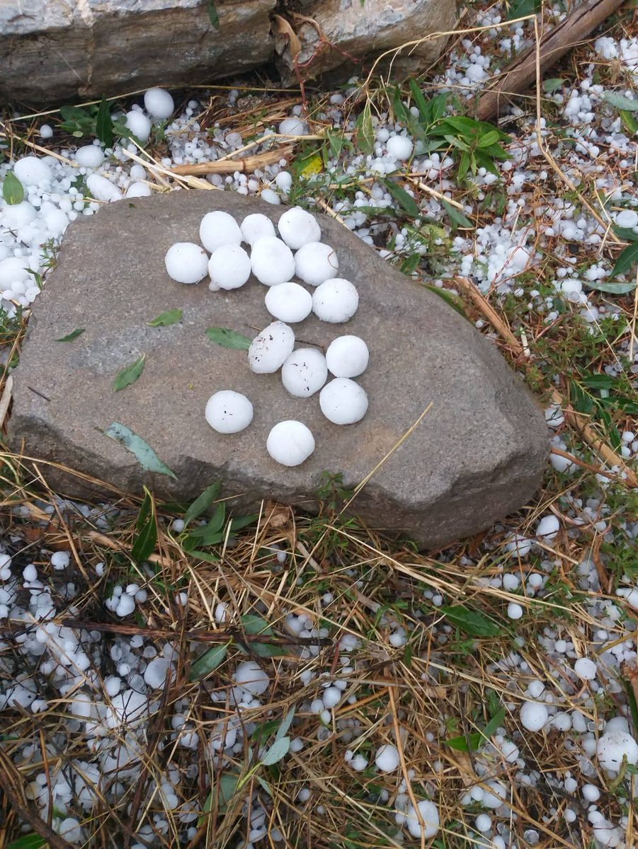 Bugün Ağrı'da gerçekleşen iri dolu yağışı ⛈️