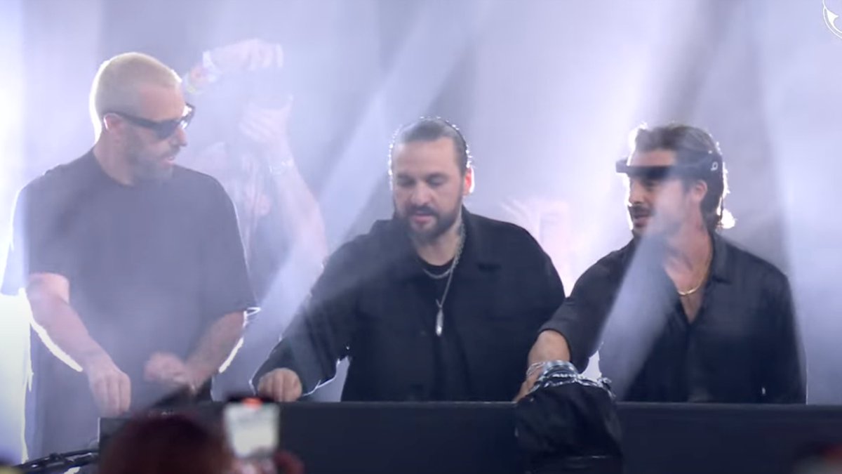MichWiniarczyk's tweet image. De Cecco w Częstochowie, a do tego tych trzech kocurów daje właśnie seta live - zero potrzeb jak na piątek.