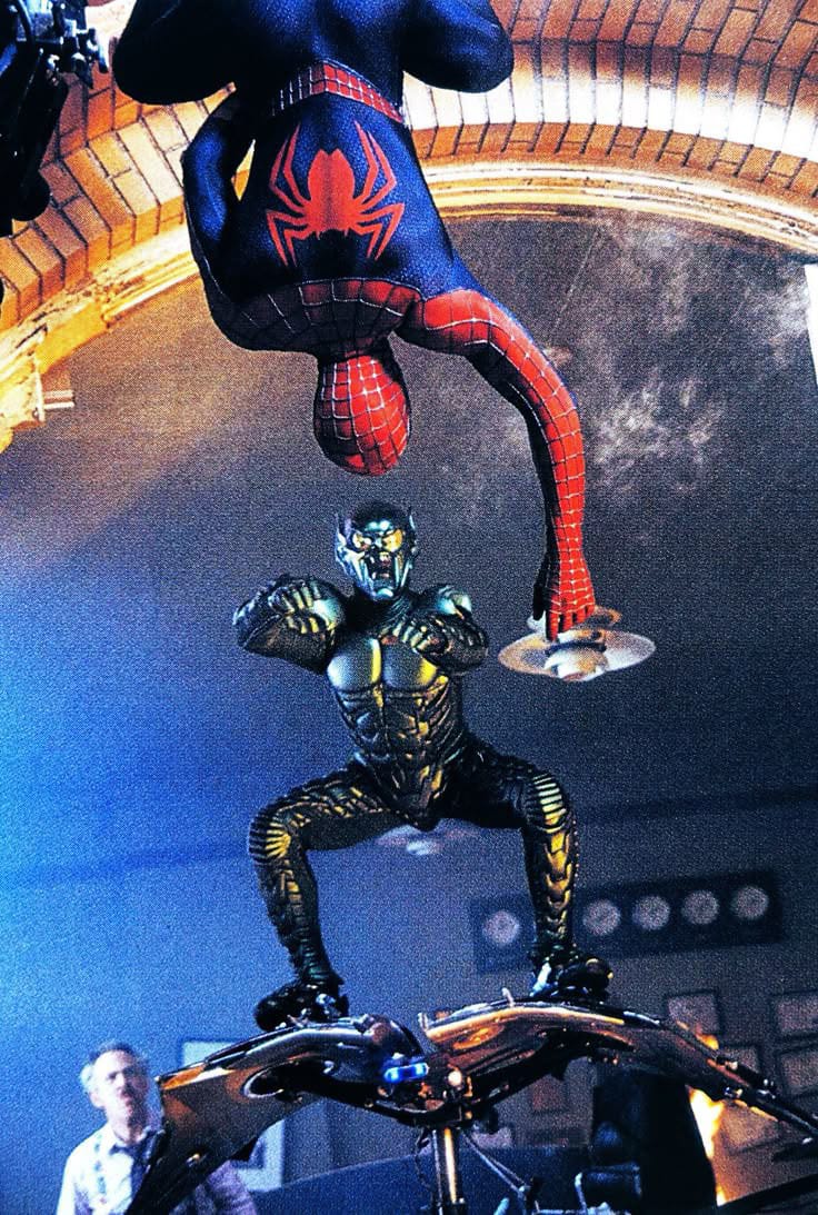 UnchartedRobbie's tweet image. "𝘋𝘶𝘦𝘳𝘮𝘦𝘦𝘦𝘦𝘦..."🕷️🎃
Stills de Spider-Man (2002), puedes ver que las últimas 2 imágenes tienen un granulado clásico de la época. Esto se debe a que son escaneos de fotos publicitarias, posiblemente tomados de las fotos originales, revista, etc.