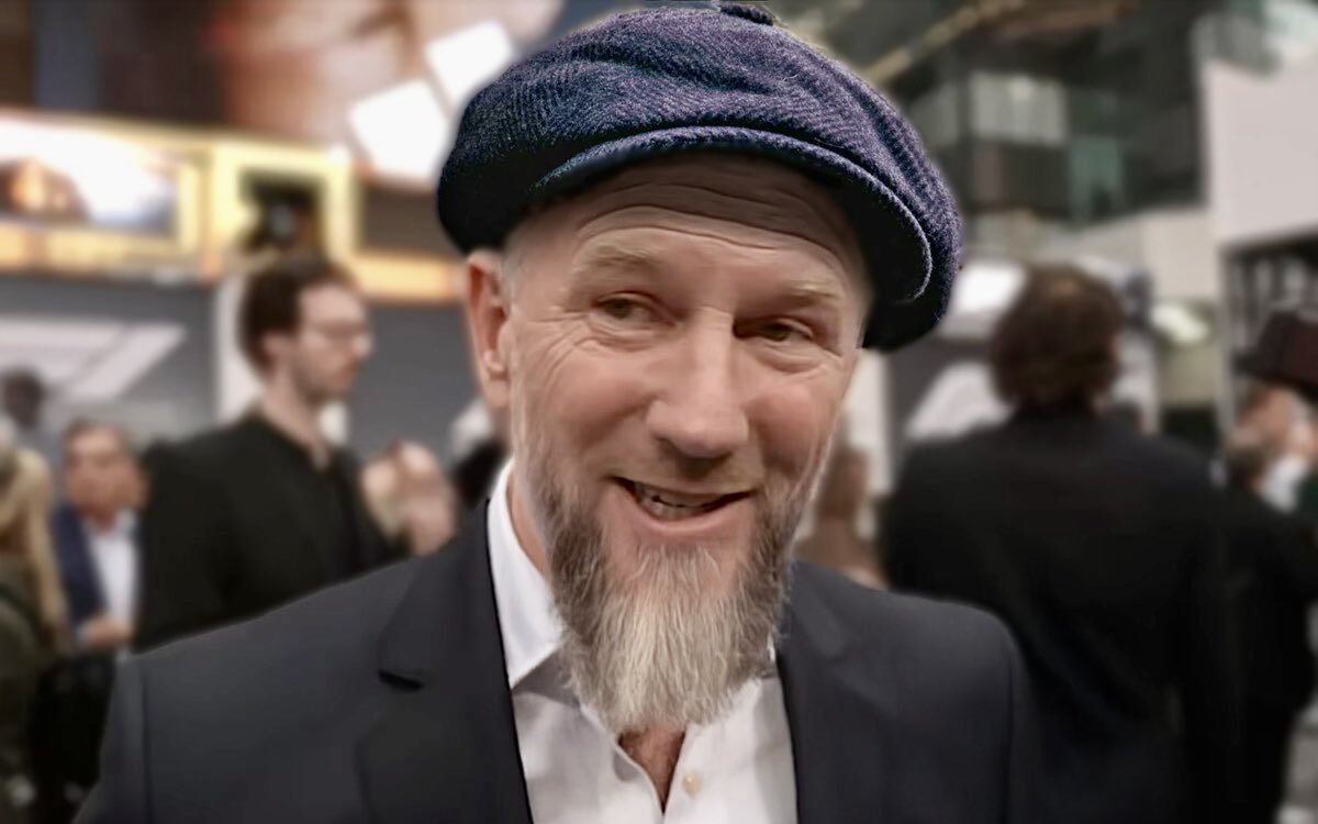 Apparently, I have a new analyst colleague. He looks familiar, but I can’t put my fucking finger on it. 🤔 

#BelgianGP 🇧🇪 #F1